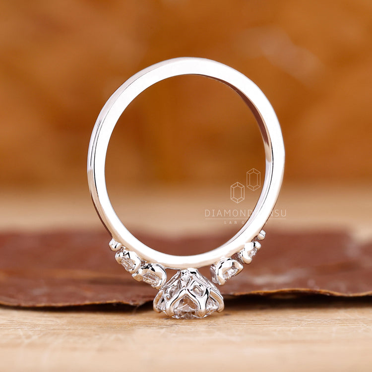Diamondrensu AU engagement ring featuring handcrafted detail.
