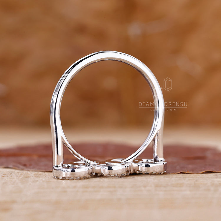 Customise ring with round diamond engagement ring.
