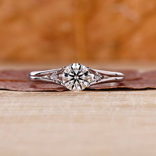 Split shank engagement ring with round cut diamond centre.
