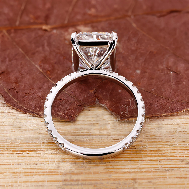 Lab Grown Diamond used in round cut diamond.
