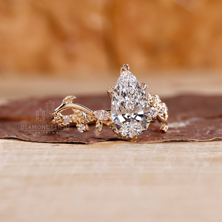 Filigree ring designed in pear shaped engagement ring.
