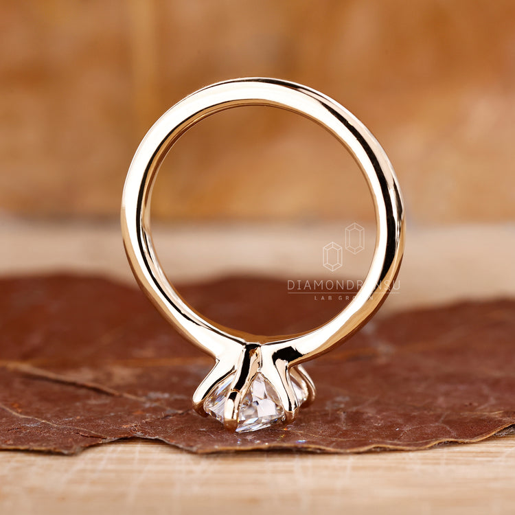 6 claw prong marquise cut diamond solitaire in yellow gold.
