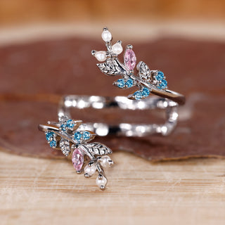 Nature inspired wedding band in white gold.
