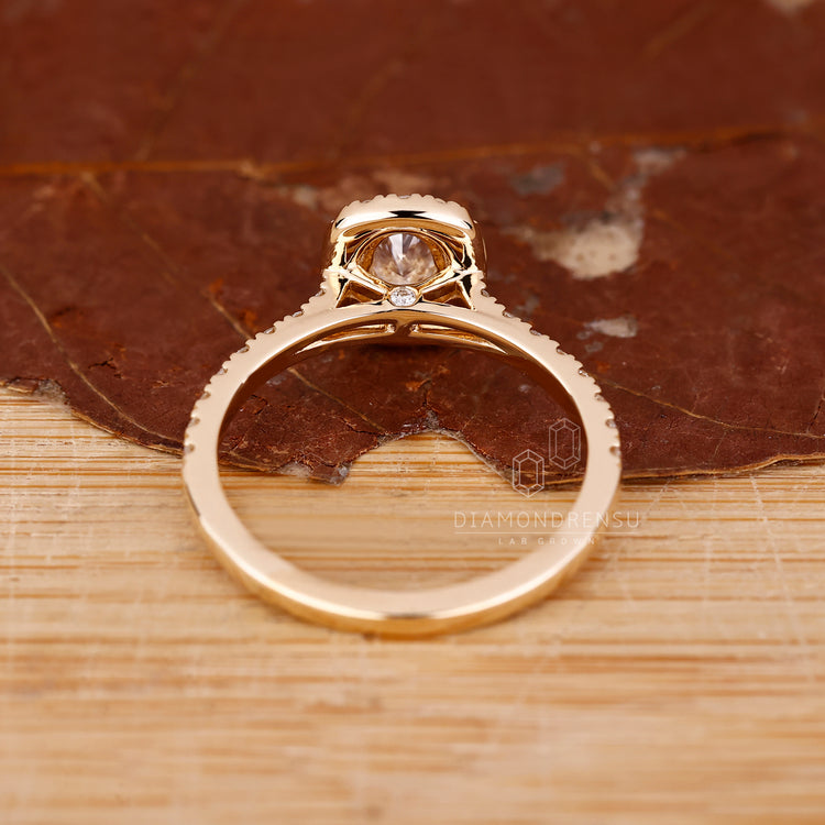 Round Diamond Ring with 4 claw prong and halo setting.
