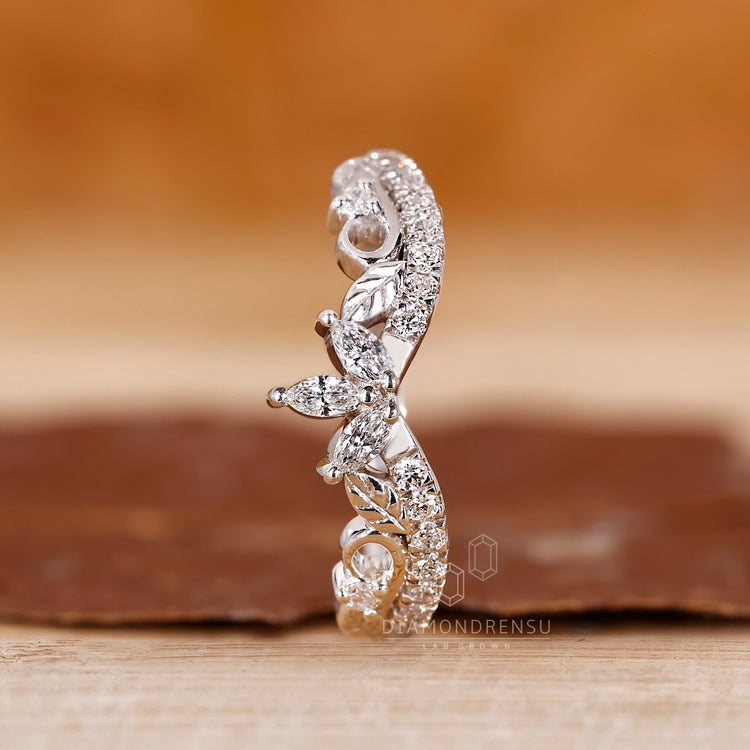 Curvy wedding band with art deco wedding band design.
