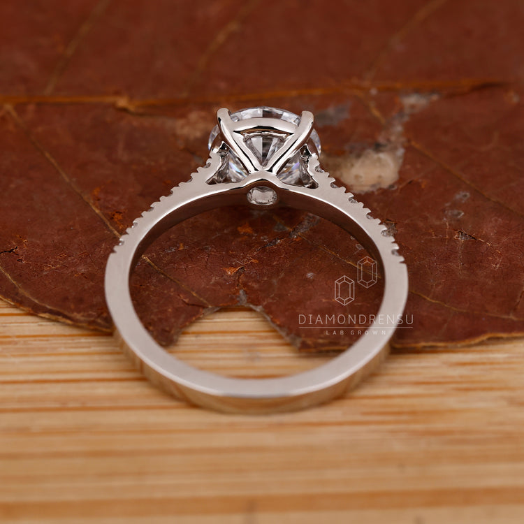 Buy Engagement ring in white gold diamond ring.
