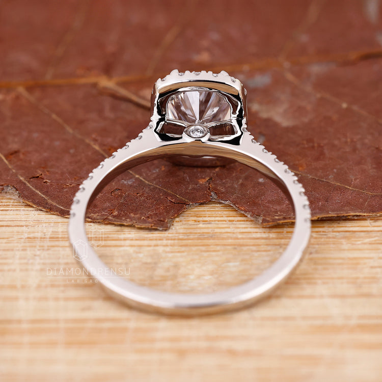 IGI certified diamond in round diamond halo ring.
