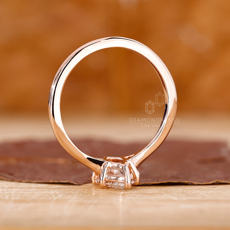 Diamondrensu AU ring features Lab Grown Diamond.
