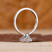 Diamondrensu AU engagement ring with round cut solitaire diamond.
