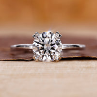 Solitaire engagement ring with round brilliant diamond in white gold.
