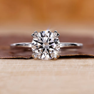 Solitaire engagement ring with round brilliant diamond in white gold.

