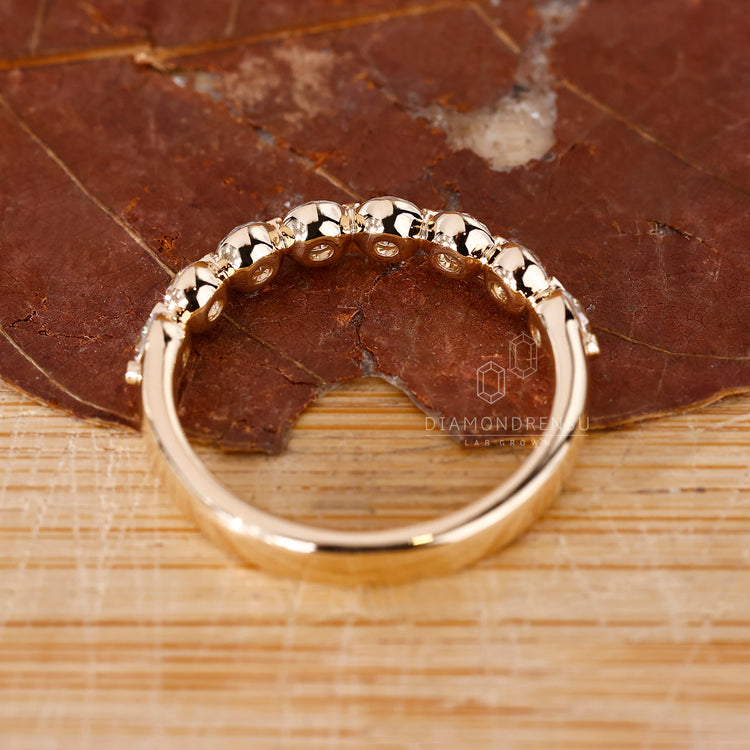 Diamond stacking band in half eternity style.
