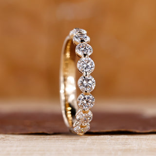 Round diamond wedding band in yellow gold.
