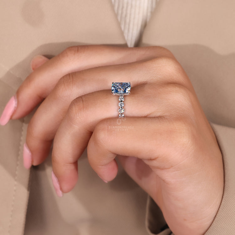 Round diamond pave cushion cut diamond ring style.
