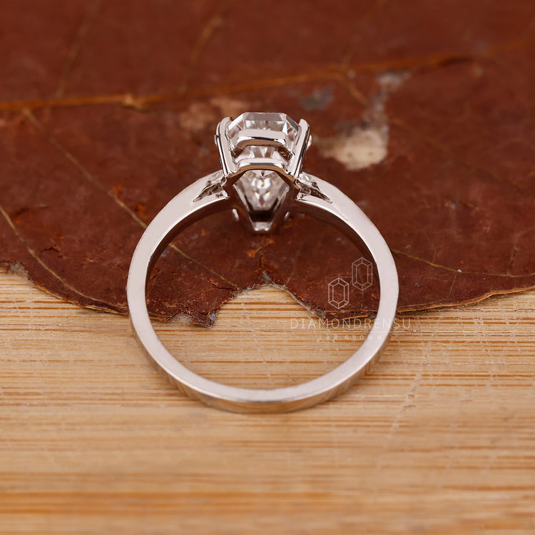 IGI certified coffin diamond ring pinch shank.
