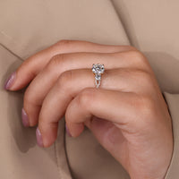 Round diamond ring three stone two side stones style.