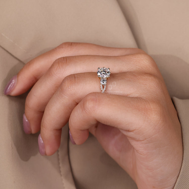 Round diamond ring three stone two side stones style.