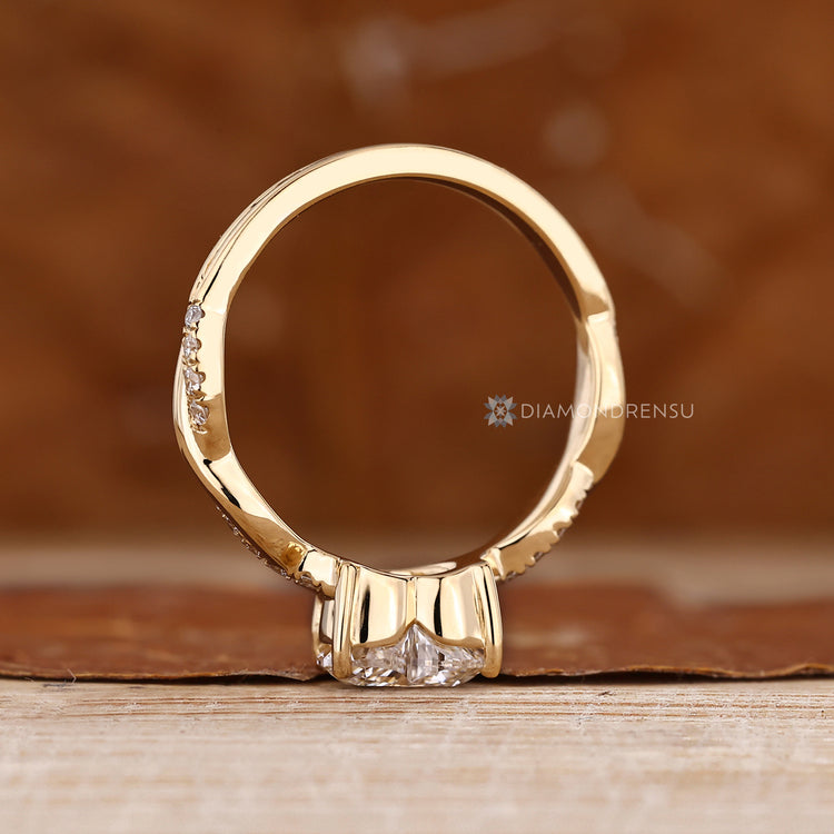 Diamondrensu AU heart diamond ring with V prongs.
