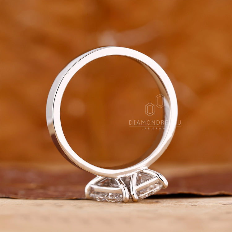 Elegant Toi et Moi diamond ring with mixed cuts.
