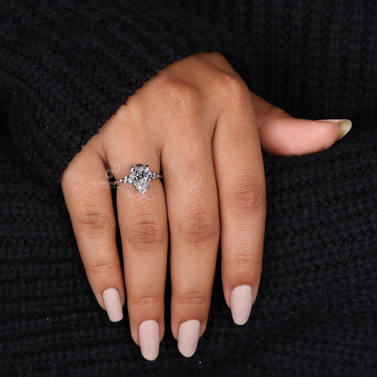 Round diamond muse setting ring with v prong setting ring.
