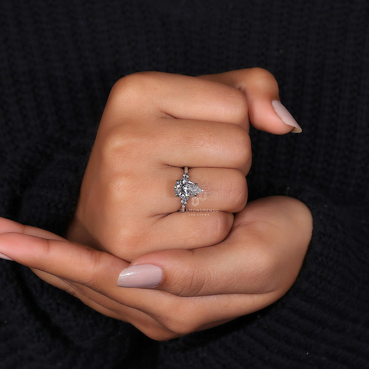 4 prong claw setting used in White Gold Diamond Ring.

