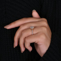 Prong setting ring crafted in yellow gold ring.
