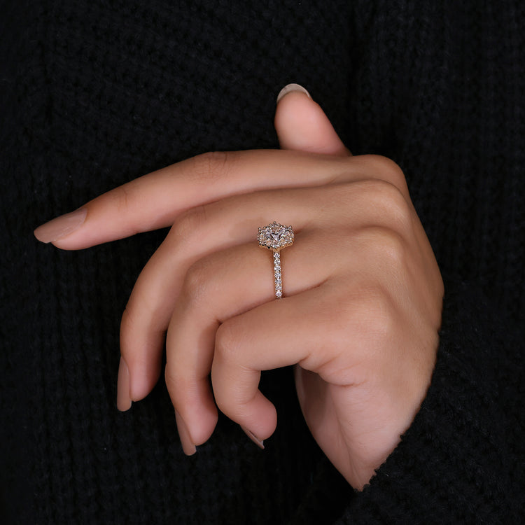 Prong setting ring crafted in yellow gold ring.
