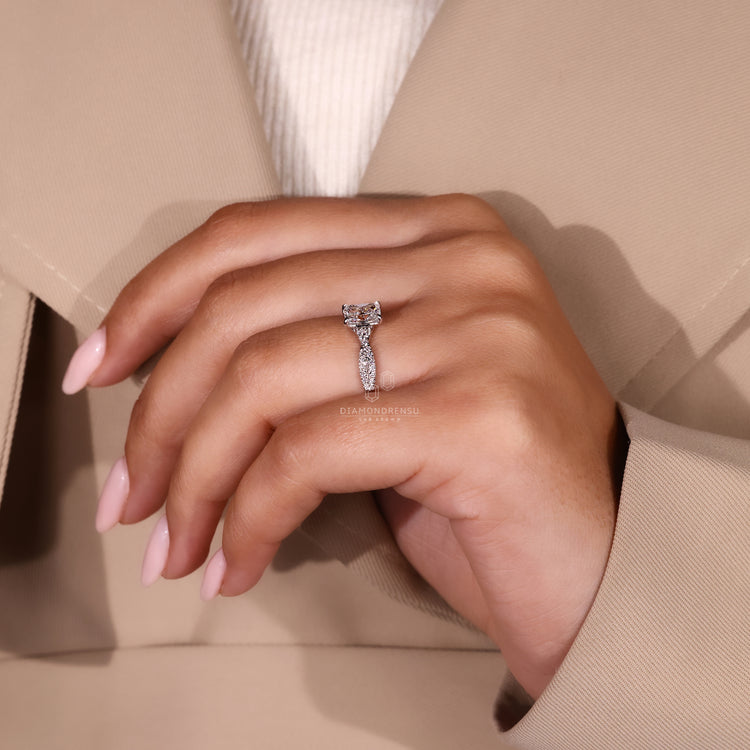 4 claw prong setting on white gold engagement ring.
