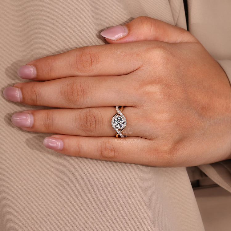 Diamondrensu AU round diamond ring halo style.
