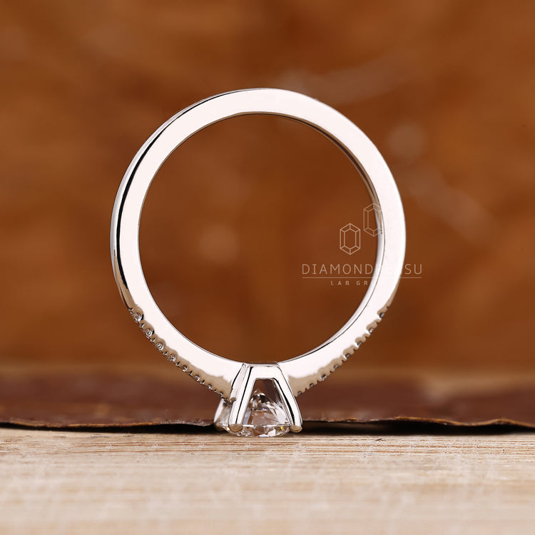 IGI certified round diamond ring tapered shank.
