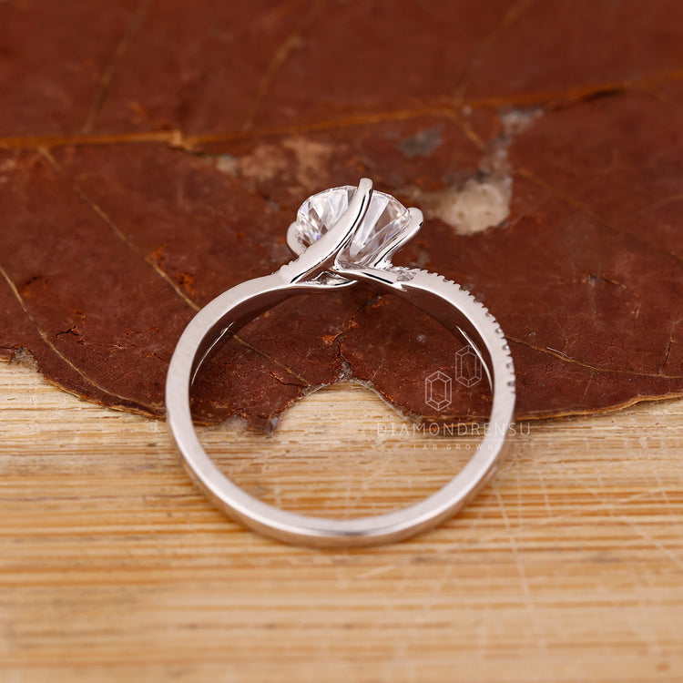 IGI certified round diamond ring prong setting.
