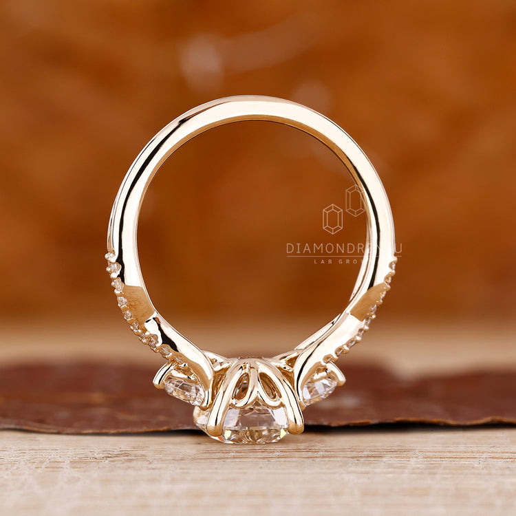Diamondrensu AU round diamond ring three stone.