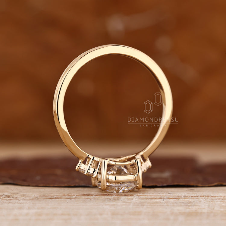 Coffin ring round side stones tapered shank.