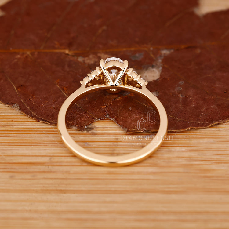IGI certified oval diamond ring tapered shank.
