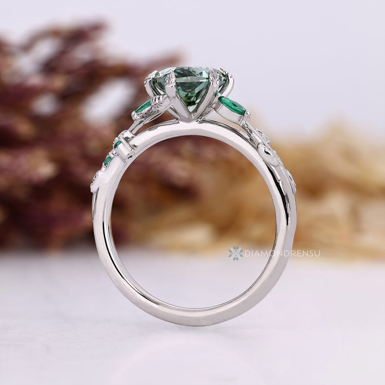 Diamondrensu AU Dutch marquise diamond ring with emeralds.