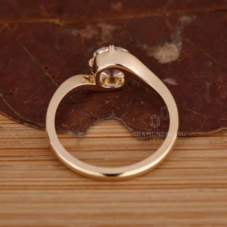 Solitaire diamond ring available in 1 to 2 CT.