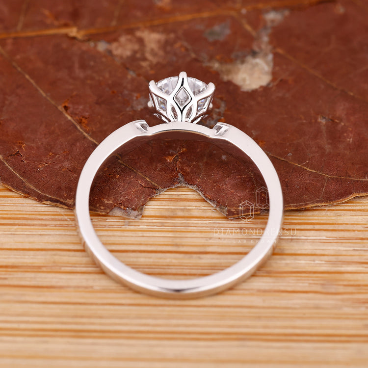 IGI certified round diamond ring six claw prong set.

