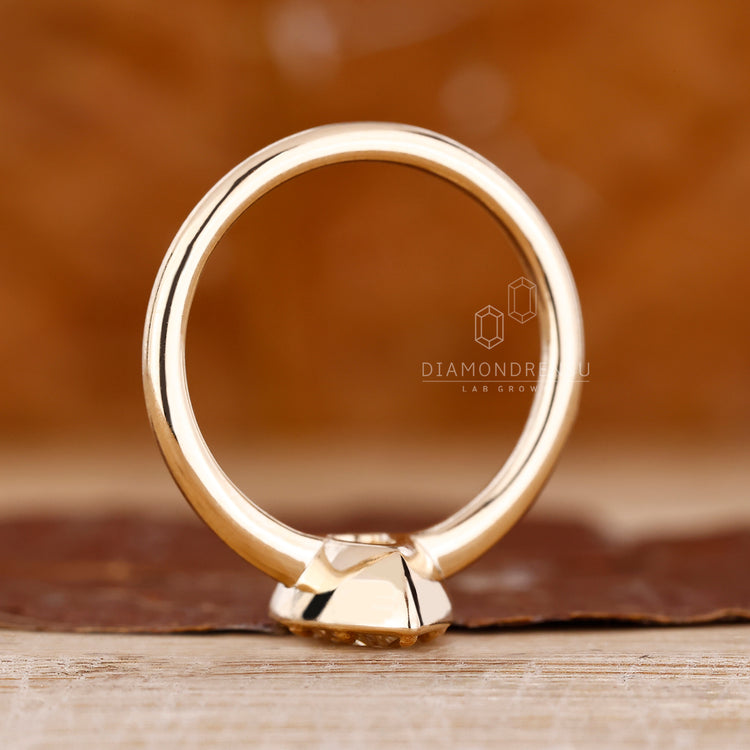IGI certified pear diamond ring eight claw prong.
