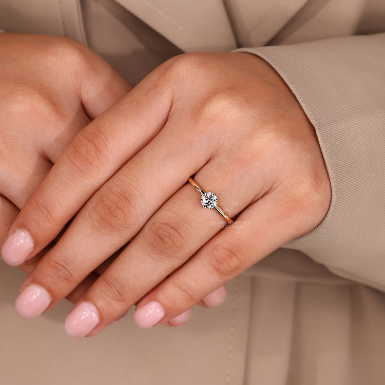 Diamondrensu AU round diamond ring solitaire style.
