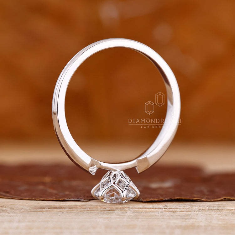 Round diamond ring solitaire pinched shank setting.
