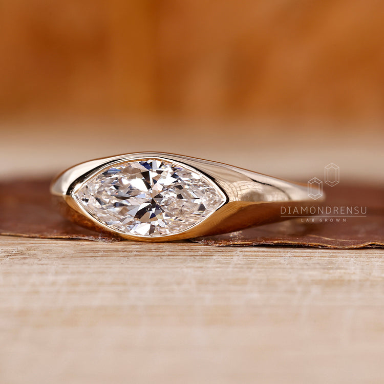 Diamondrensu AU handmade flush diamond engagement ring.
