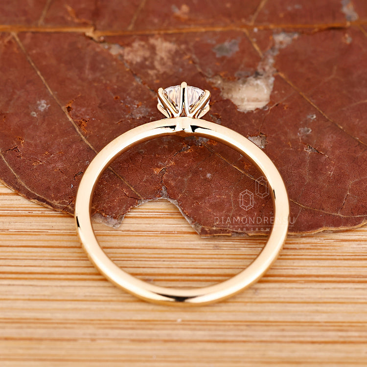 IGI certified round diamond ring six claw prong set.
