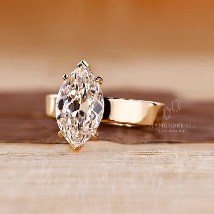 Diamondrensu AU handmade solitaire diamond engagement ring.
