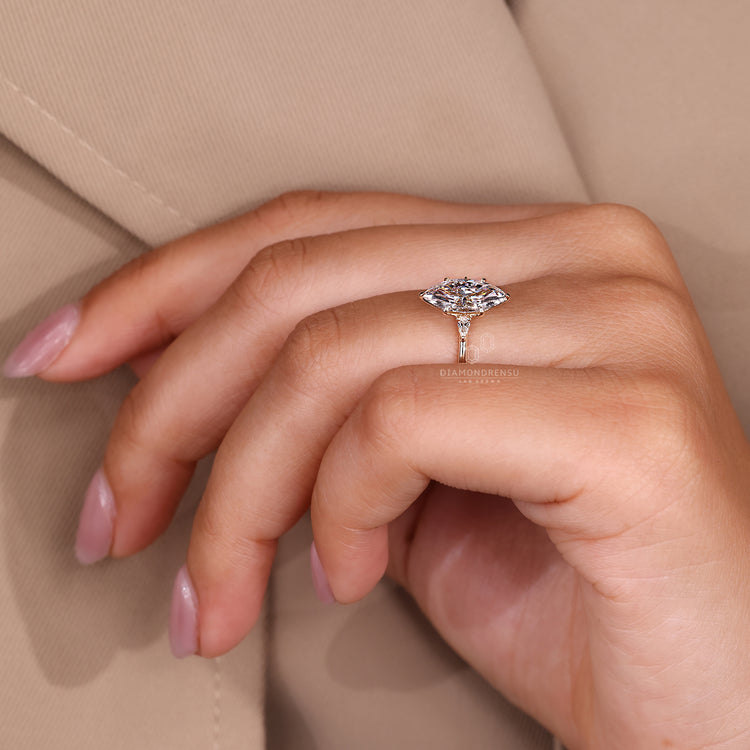 Diamondrensu AU marquise diamond ring three stone.
