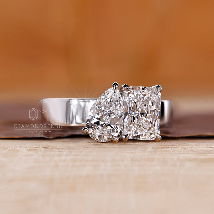 IGI certified Toi et Moi diamond ring.
