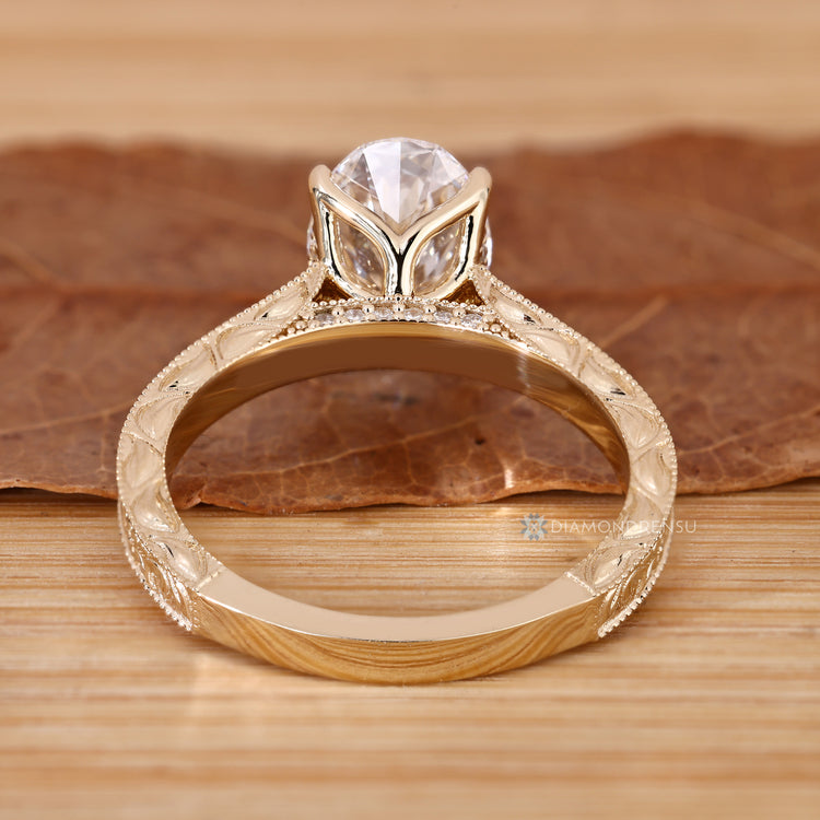 Diamondrensu AU oval cut diamond ring.