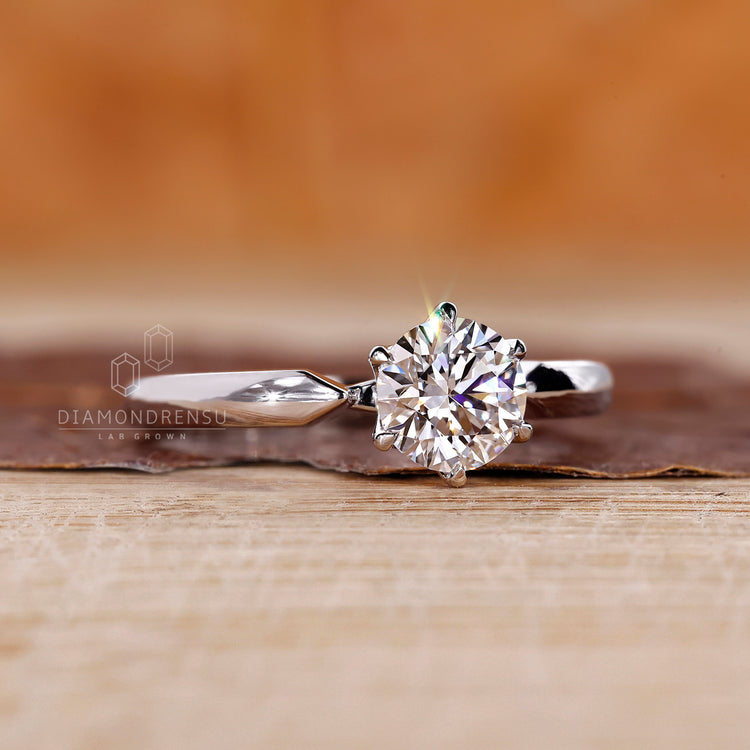 Solitaire round diamond ring pinched shank design.
