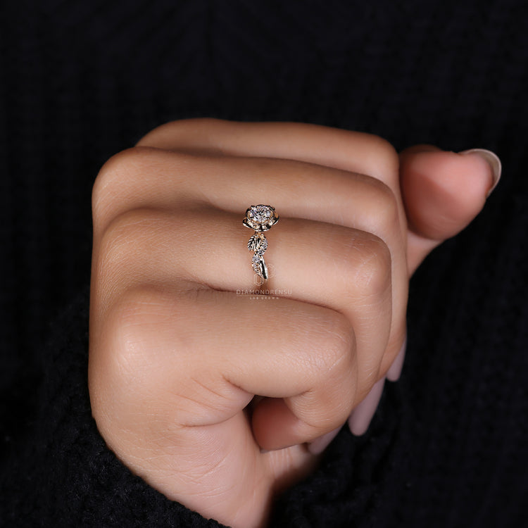 Diamondrensu AU round diamond ring flower style.