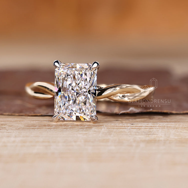 Diamondrensu AU handmade radiant cut diamond ring.
