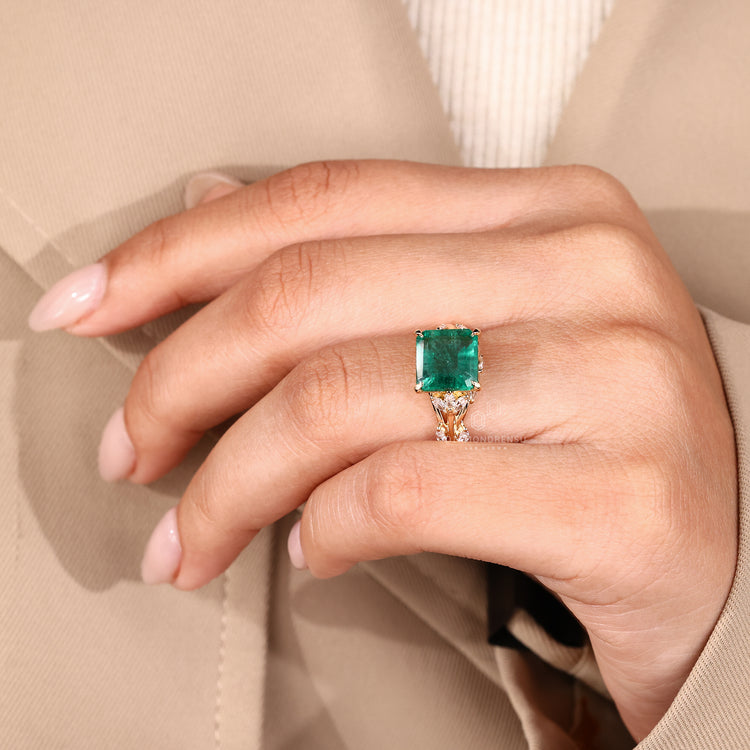 Emerald gemstone ring twisted shank cluster style.
